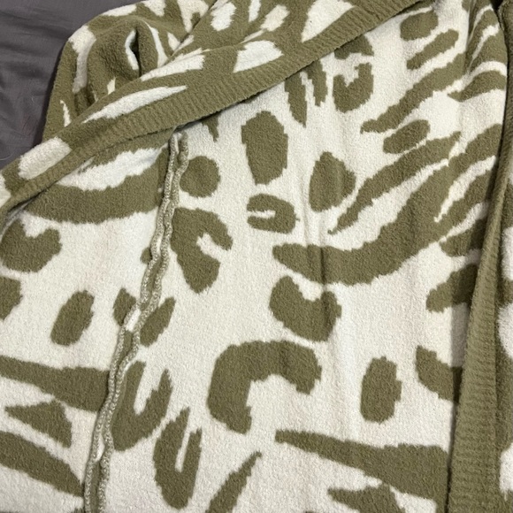 Green and white cardigan in size m-xl - Picture 2 of 2